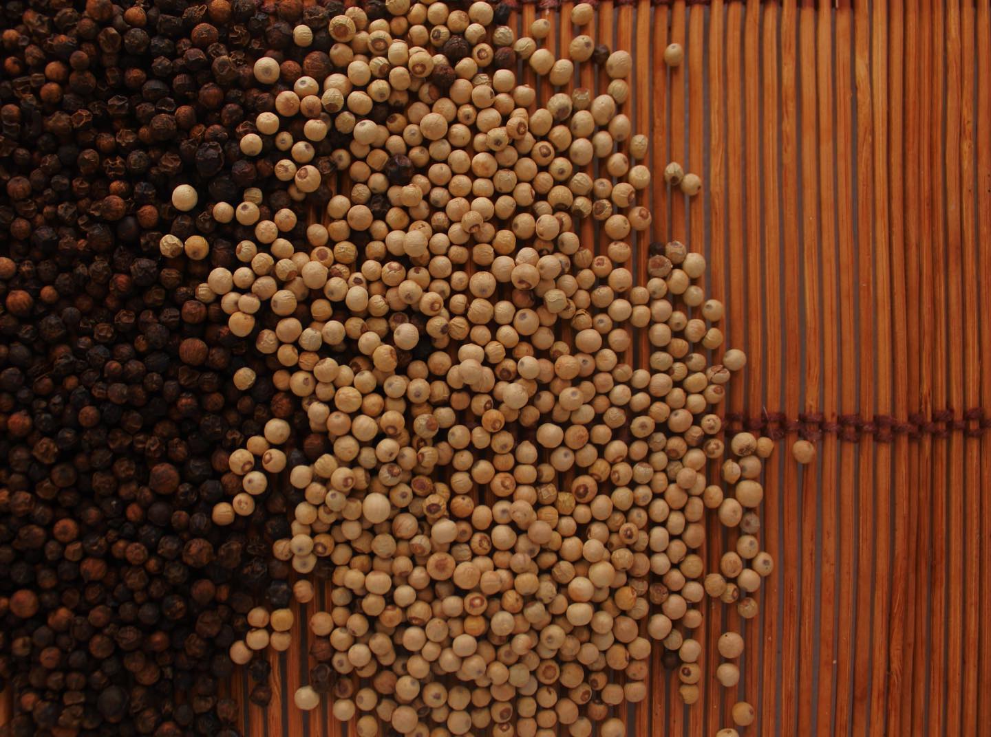 Fire Mountain Black Penja Pepper 100g - Great Taste Award Winner, Natural Black Whole Peppercorn Berries from Single Origin of Penja Valley, Peppercorns for grinder refill.
