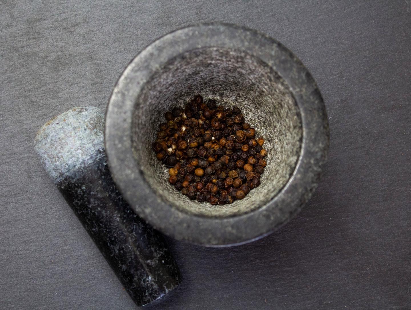 Fire Mountain Black Penja Pepper 100g - Great Taste Award Winner, Natural Black Whole Peppercorn Berries from Single Origin of Penja Valley, Peppercorns for grinder refill.